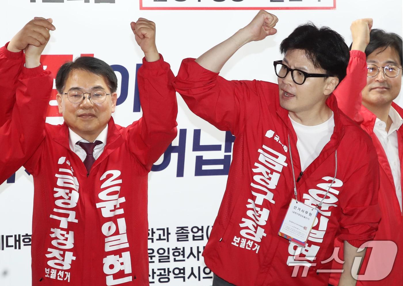 본문 이미지 - 한동훈 국민의힘 대표가 15일 오후 부산 금정구 옛 롯데마트 사거리에서 윤일현 금정구청장 후보 지원유세를 하고 있다. 2024.10.15/뉴스1 ⓒ News1 윤일지 기자