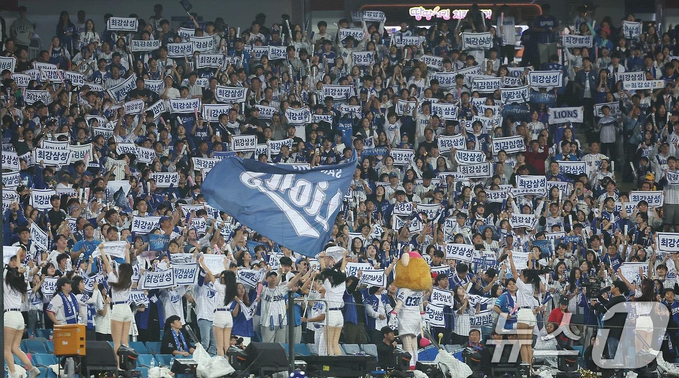 본문 이미지 - 15일 오후 대구 삼성라이온즈파크에서 열린 프로야구 '2024 신한 SOL 뱅크 KBO 포스트시즌' 플레이오프 2차전 LG 트윈스와 삼성 라이온즈의 경기, 3루 삼성 응원단이 열띤 응원을 펼치고 있다. 2024.10.15/뉴스1 ⓒ News1 김진환 기자