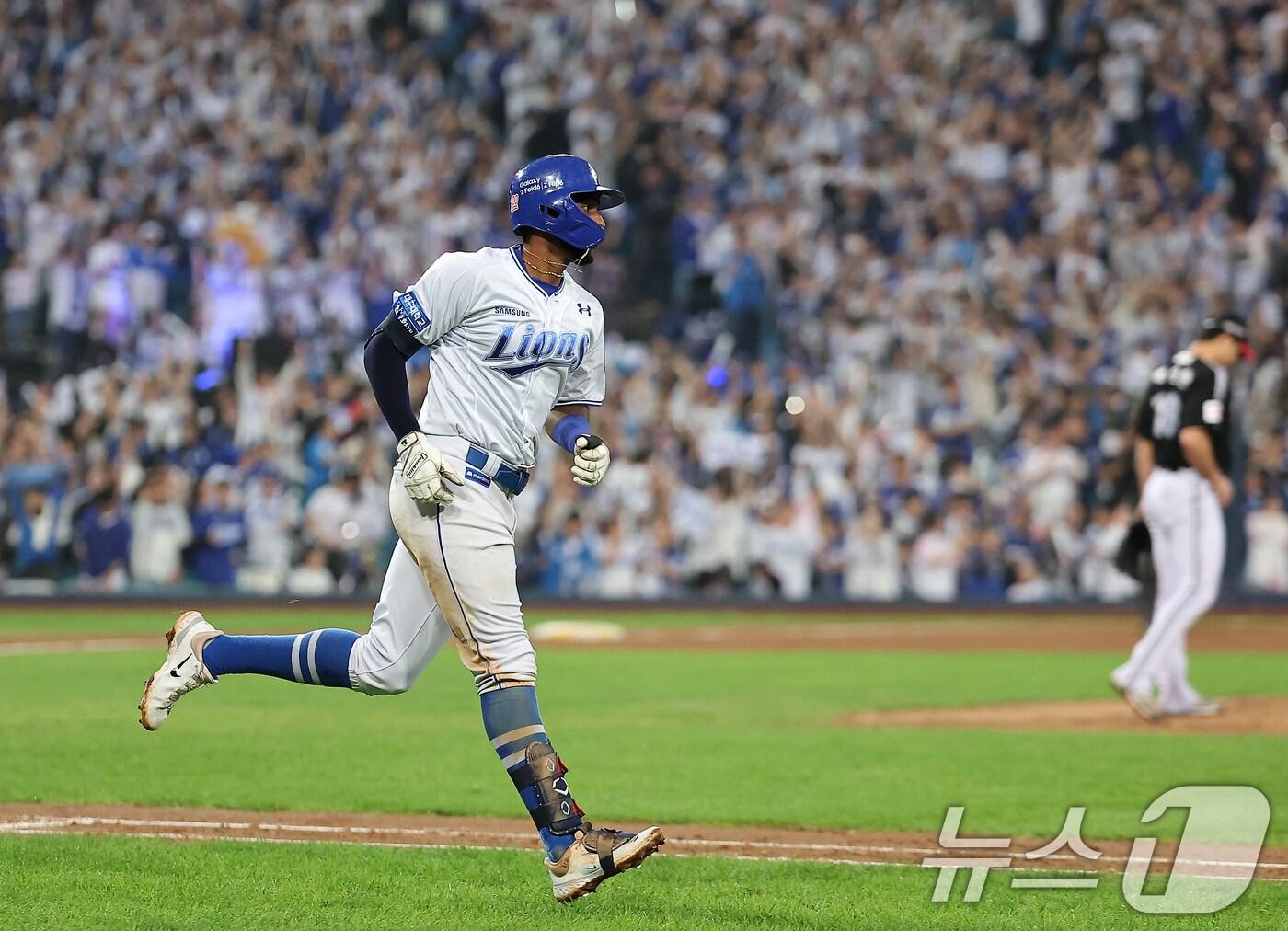 본문 이미지 - 15일 오후 대구 삼성라이온즈파크에서 열린 프로야구 '2024 신한 SOL 뱅크 KBO 포스트시즌' 플레이오프 2차전 LG 트윈스와 삼성 라이온즈의 경기, 삼성 디아즈가 7회말 솔로홈런을 친 뒤 홈을 향해 달리고 있다. 2024.10.15/뉴스1 ⓒ News1 김진환 기자