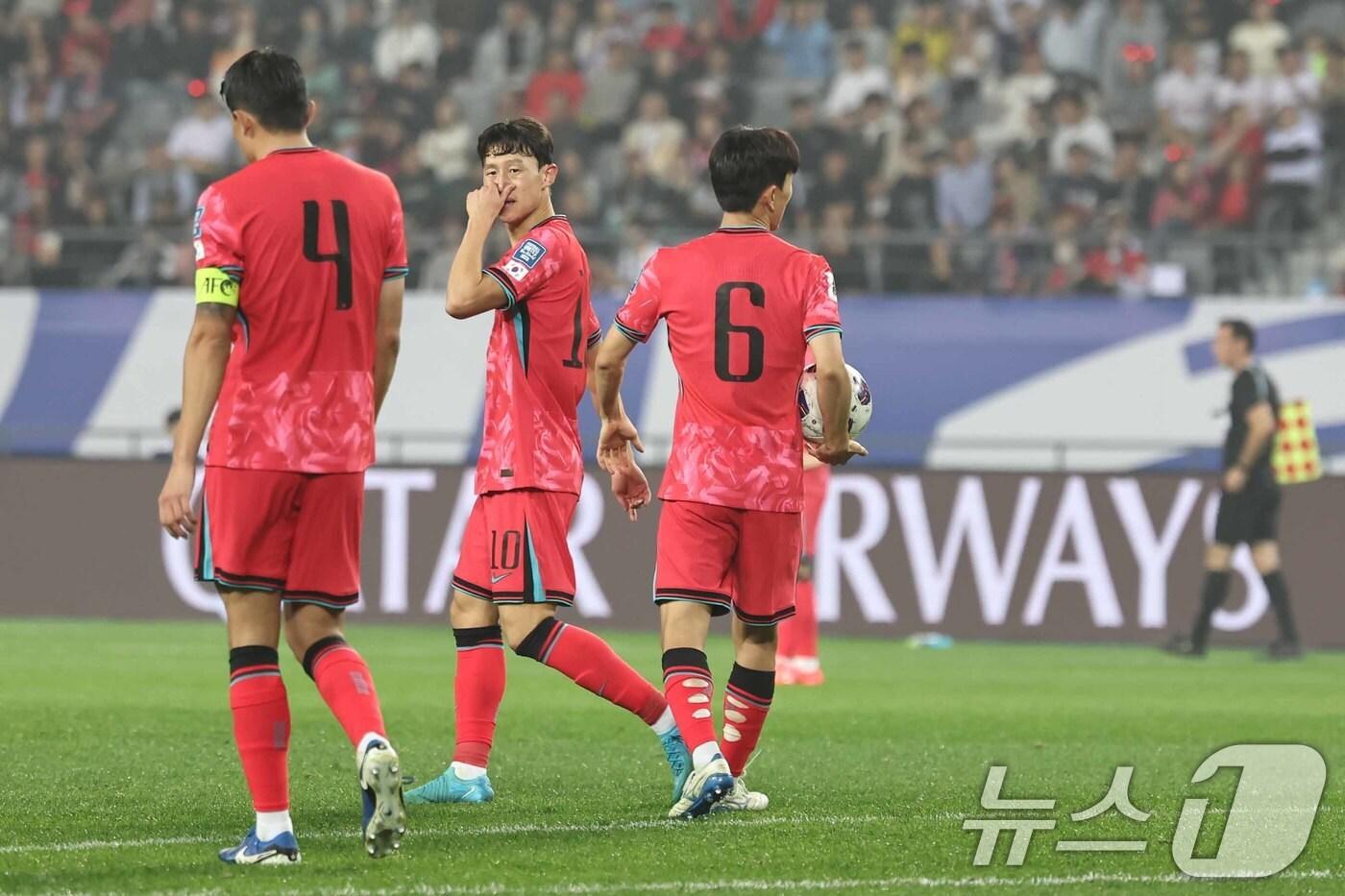 본문 이미지 - 15일 오후 경기 용인시 처인구 용인미르스타디움에서 열린 2026 국제축구연맹(FIFA) 북중미 월드컵 아시아 3차 예선 B조 4차전 대한민국과 이라크의 경기에서 대한민국 김민재와 황인범, 이재성이 이라크 아이만 후세인에게 동점골을 허용한 뒤 아쉬워하고 있다. 2024.10.15/뉴스1 ⓒ News1 민경석 기자
