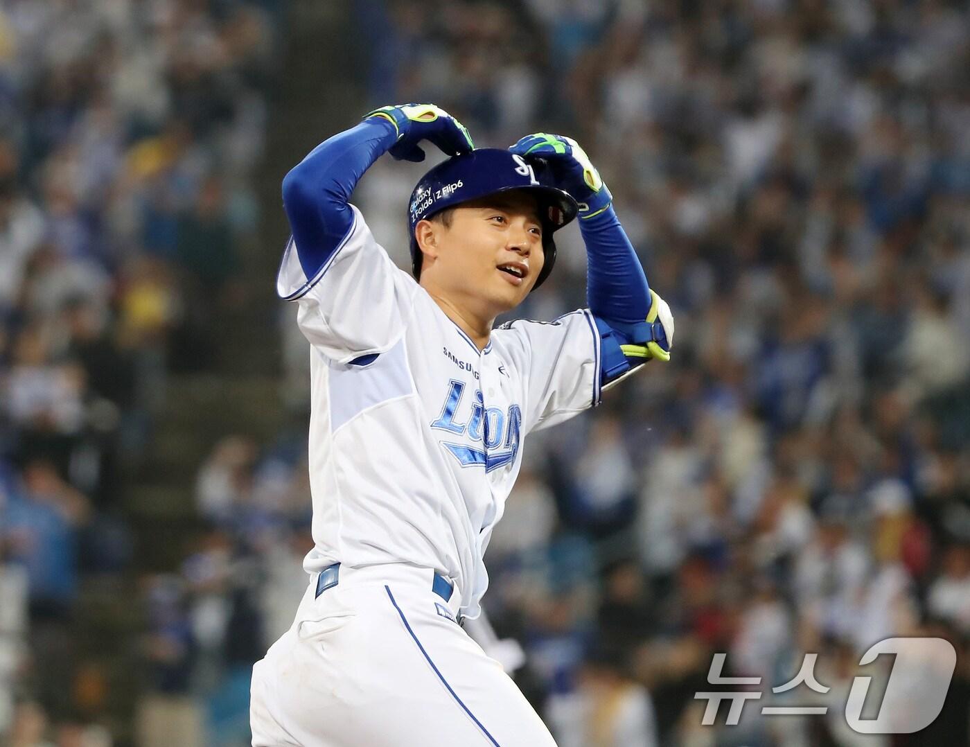 본문 이미지 - 15일 오후 대구 삼성라이온즈파크에서 열린 프로야구 '2024 신한 SOL 뱅크 KBO 포스트시즌' 플레이오프 2차전 LG 트윈스와 삼성 라이온즈의 경기, 7회말 무사 1루 상황 삼성 2번타자 김헌곤이 2점홈런을 친 뒤 홈으로 달려가며 머리 위로 하트를 만들어 보이고 있다. 2024.10.15/뉴스1 ⓒ News1 공정식 기자