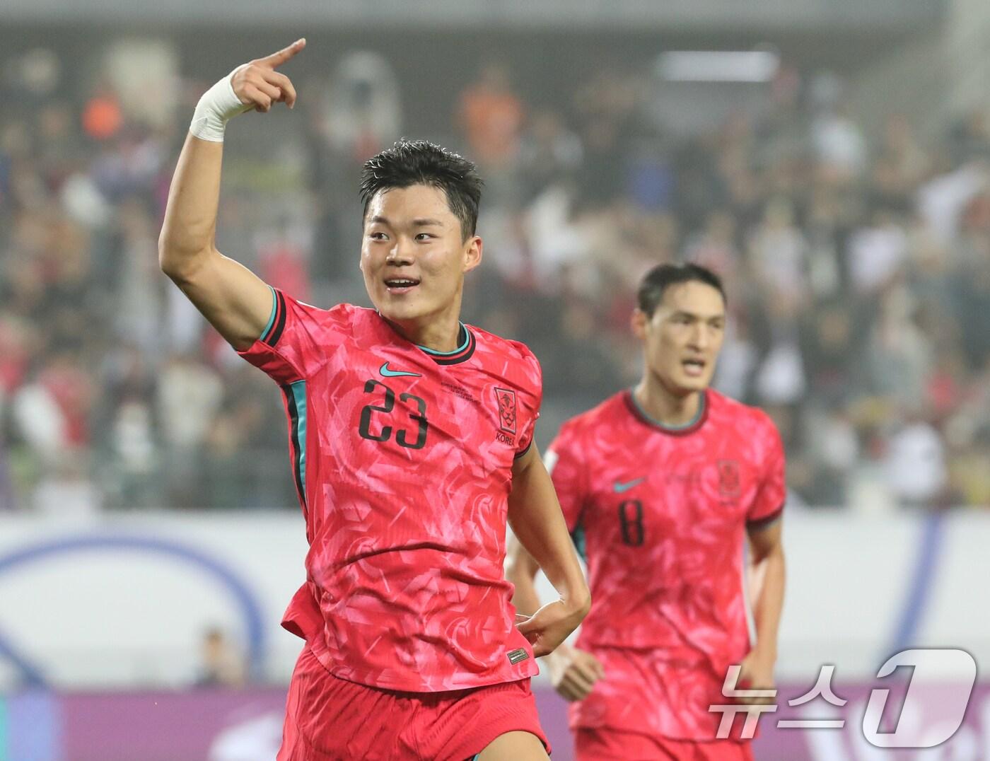 본문 이미지 - 15일 오후 경기 용인시 처인구 용인미르스타디움에서 열린 2026 국제축구연맹(FIFA) 북중미 월드컵 아시아 3차 예선 B조 4차전 대한민국과 이라크의 경기, 대한민국 오현규가 추가골을 넣은 후 기뻐하고 있다. 2024.10.15/뉴스1 ⓒ News1 김영운 기자