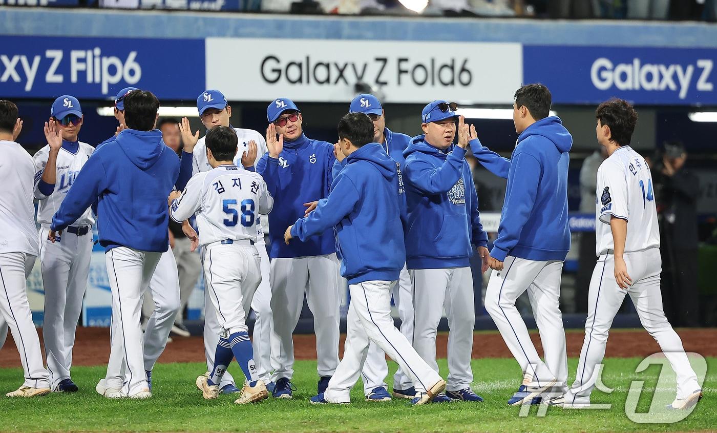 본문 이미지 - 15일 오후 대구 삼성라이온즈파크에서 열린 프로야구 '2024 신한 SOL 뱅크 KBO 포스트시즌' 플레이오프 2차전 LG 트윈스와 삼성 라이온즈의 경기, 10대5 대승을 거두며 2연승을 기록한 삼성 박진만 감독을 비롯한 코칭스테프들이 선수들과 기쁨을 나누고 있다. 2024.10.15/뉴스1 ⓒ News1 김진환 기자