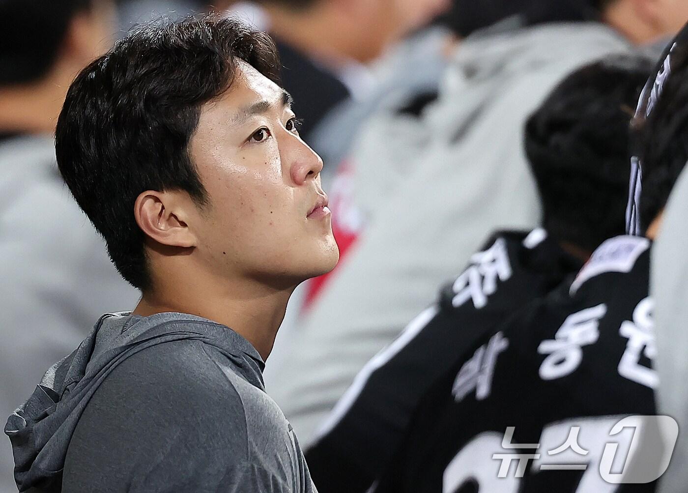 본문 이미지 - 15일 오후 대구 삼성라이온즈파크에서 열린 프로야구 '2024 신한 SOL 뱅크 KBO 포스트시즌' 플레이오프 2차전 LG 트윈스와 삼성 라이온즈의 경기, LG 선발로 등판했던 손주영이 9회초 더그아웃에서 굳은 표정으로 경기를 지켜보고 있다. 2024.10.15/뉴스1 ⓒ News1 김진환 기자