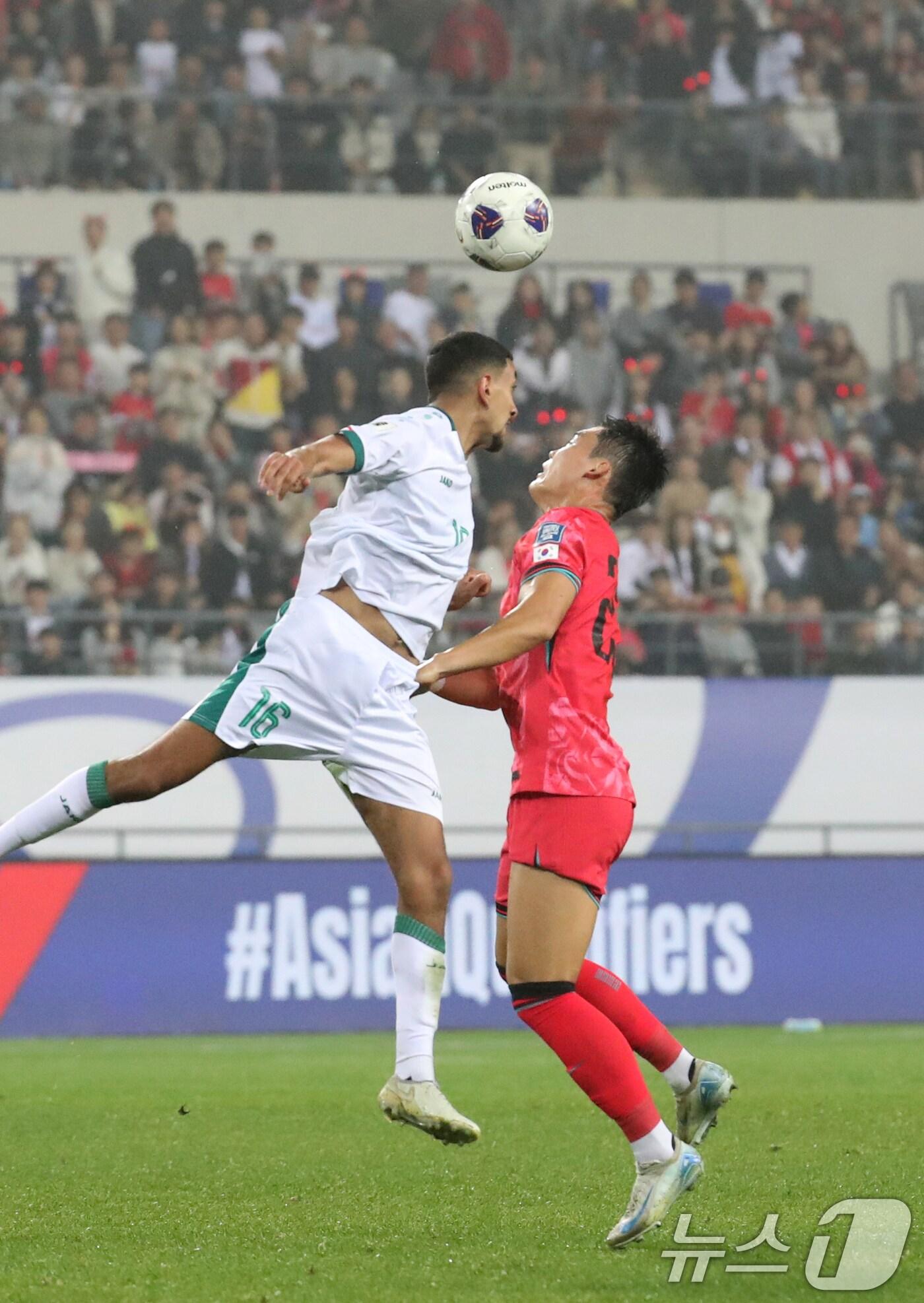 본문 이미지 - 15일 오후 경기 용인시 처인구 용인미르스타디움에서 열린 2026 국제축구연맹(FIFA) 북중미 월드컵 아시아 3차 예선 B조 4차전 대한민국과 이라크의 경기, 대한민국 오현규가 공중볼 다툼을 하고 있다. 2024.10.15/뉴스1 ⓒ News1 김영운 기자