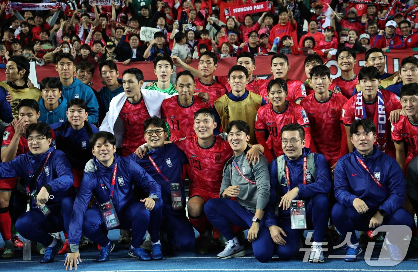 본문 이미지 - 15일 오후 경기 용인시 처인구 용인미르스타디움에서 열린 2026 국제축구연맹(FIFA) 북중미 월드컵 아시아 3차 예선 B조 4차전 대한민국과 이라크의 경기에서 이라크에 3대 2 승리를 거둔 대한민국 선수들이 '붉은악마'와 기념촬영을 하고 있다. 2024.10.15/뉴스1 ⓒ News1 구윤성 기자