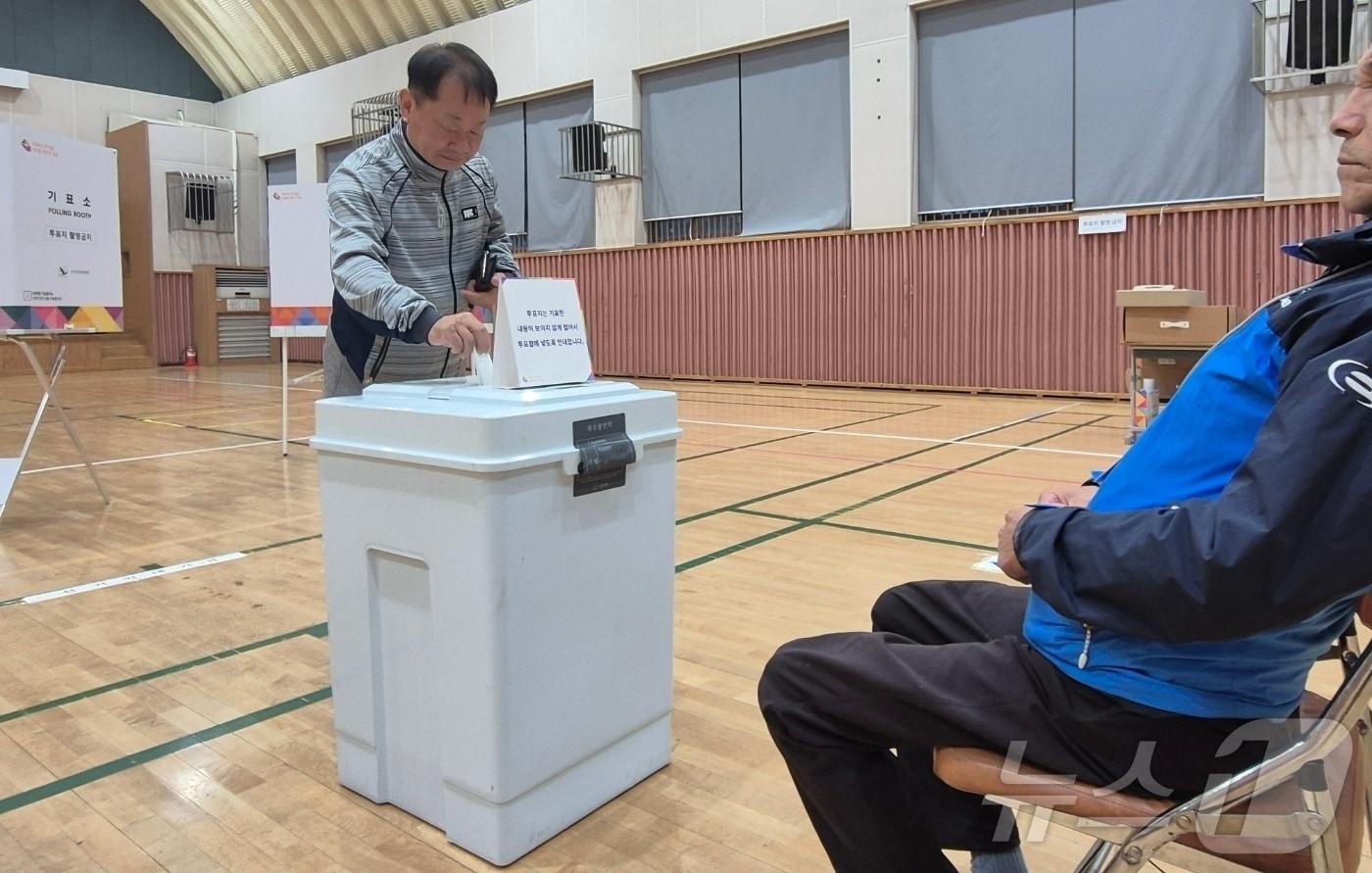 16일 오전 강화군수 보궐선거 본투표가 시작되자 제3투표소 강화초등학교로 발걸음을 옮긴 공기동 씨(57)가 '소중한 한 표'를 행사하고 있다.2024.10.16/뉴스1 ⓒ News1 이시명 기자