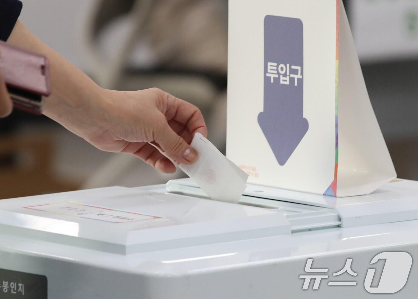 본문 이미지 - 부산 금정구청 강당에 마련된 투표소에서 유권자들이 투표를 하고 있다. 2024.10.16/뉴스1 ⓒ News1 윤일지 기자