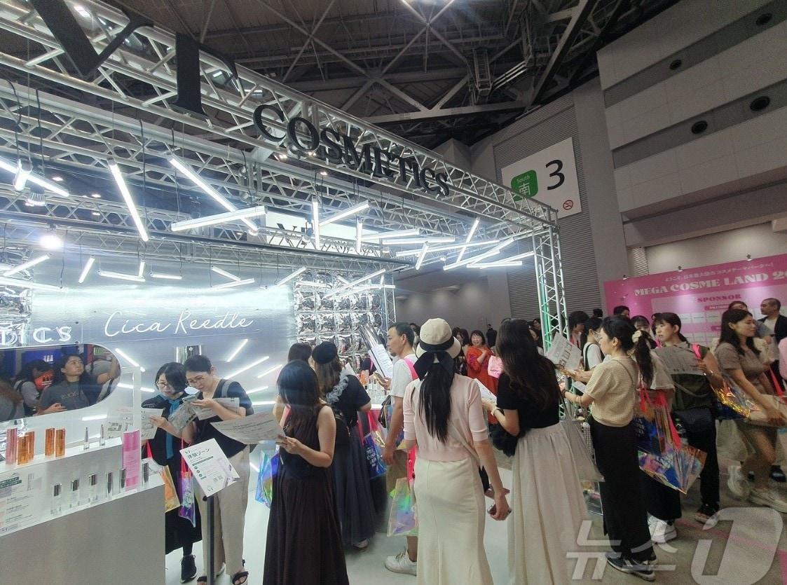 본문 이미지 - 도쿄 빅사이트에서 열린 큐텐재팬(Qoo10.jp)의 뷰티 전문 오프라인 행사 '메가 코스메 랜드 2024'(MEGA COSME LAND 2024)에서 관람객들이 이벤트에 참여하고 있다. 2024.7.13/뉴스1 ⓒ News1 김명신 기자