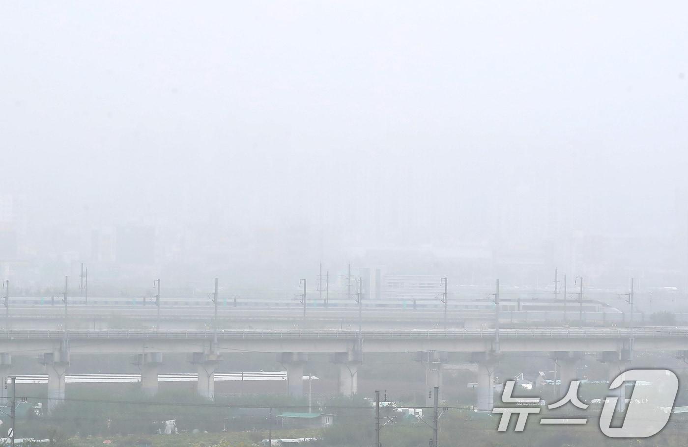 본문 이미지 - 16일 오전 대구 동구 혁신도시 방면에 팔공산이 보이지 않을 정도로 짙은 안개가 끼어 있다. 2024.10.16/뉴스1 ⓒ News1 공정식 기자