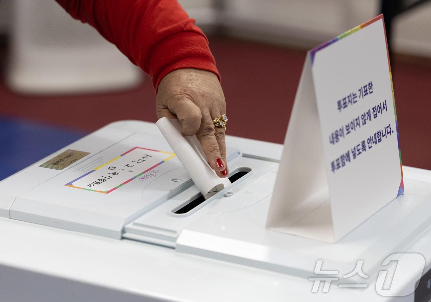 본문 이미지 - 투표소를 찾은 시민들이 투표를 하고 있다. 2024.10.16/뉴스1 ⓒ News1 이재명 기자