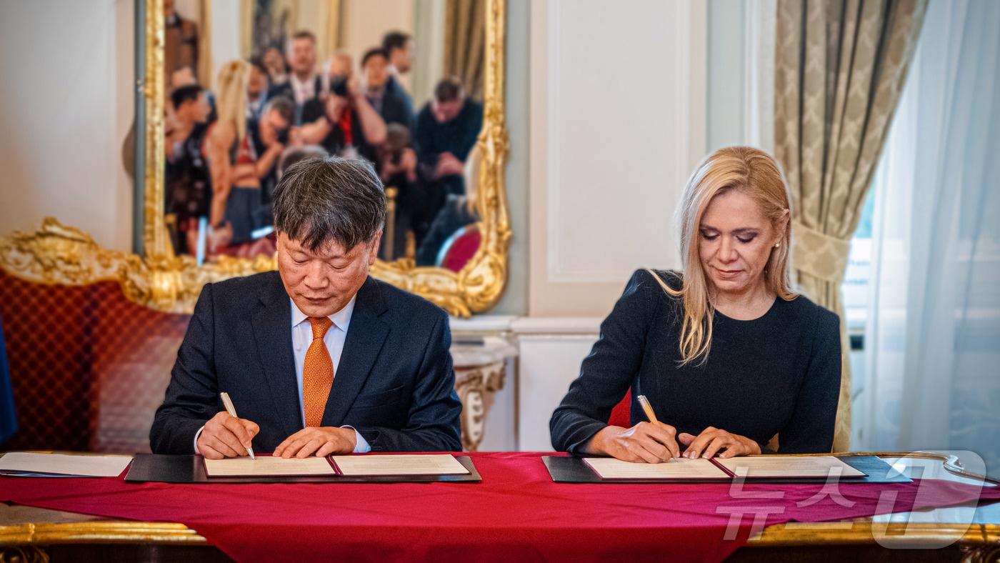 현지 시각으로 지난 15일 슬로바키아 수상 공관에서 진행된 신공장 구축 투자 협약식에서 이규석 현대모비스 사장(왼쪽)과 데니사 사코바(Denisa Sakova) 슬로바키아 경제부 장관이 협약서에 서명하고 있다. (현대모비스 제공) 