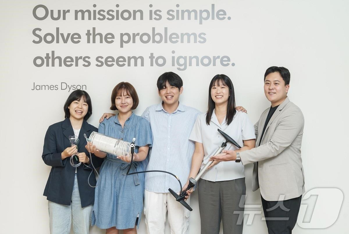 본문 이미지 - KAIST 산업디자인학과 배상민 교수팀이 제임스 다이슨 어워드 2024 국내전에서 우승한 후 기념촬영을 하고 있다. (KAIST 제공)/뉴스1