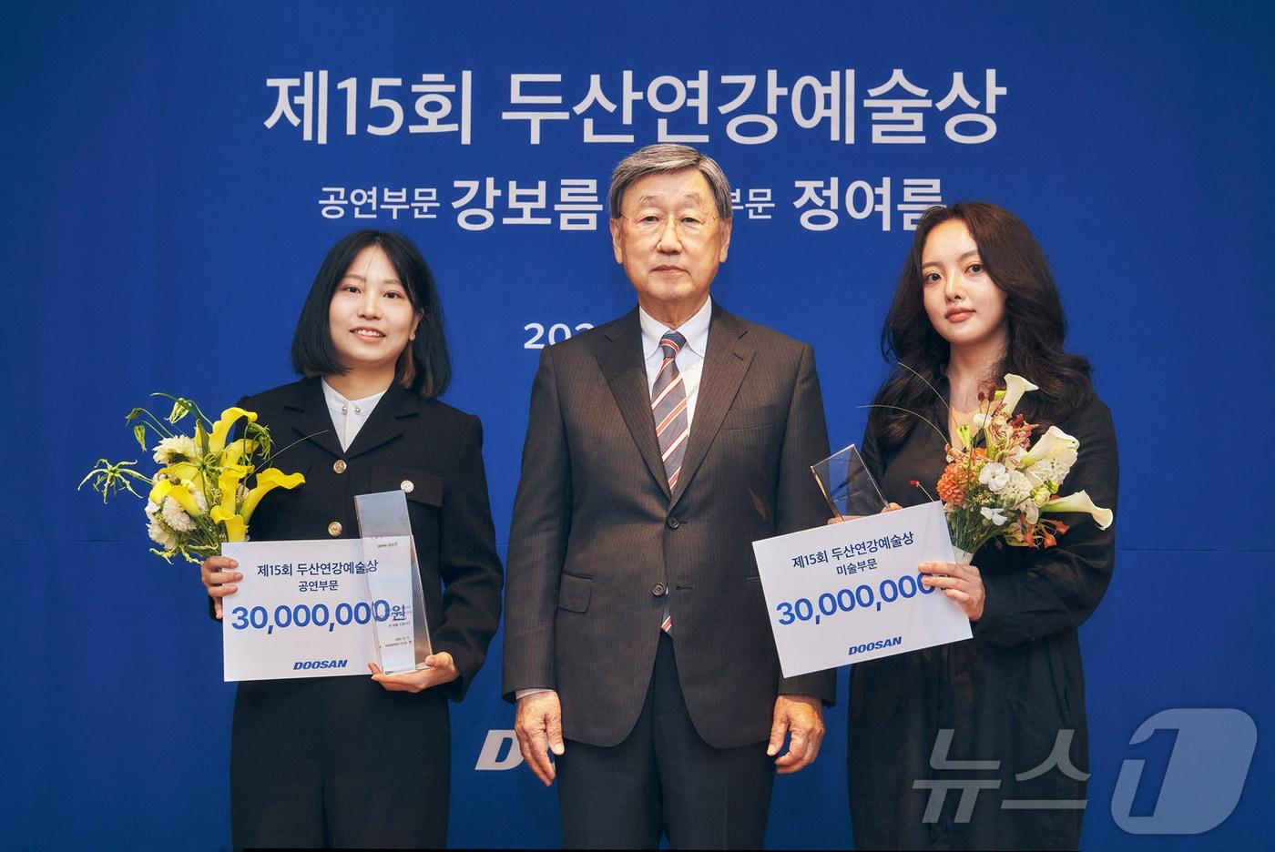 본문 이미지 - 제15회 두산연강예술상 시상식에서 박용현 두산연강재단 이사장(가운데)과 공연부문 수상자 강보름 연출가(왼쪽), 미술부문 수상자 정여름 작가(오른쪽)가 기념사진을 촬영하고 있다.(두산그룹 제공)
