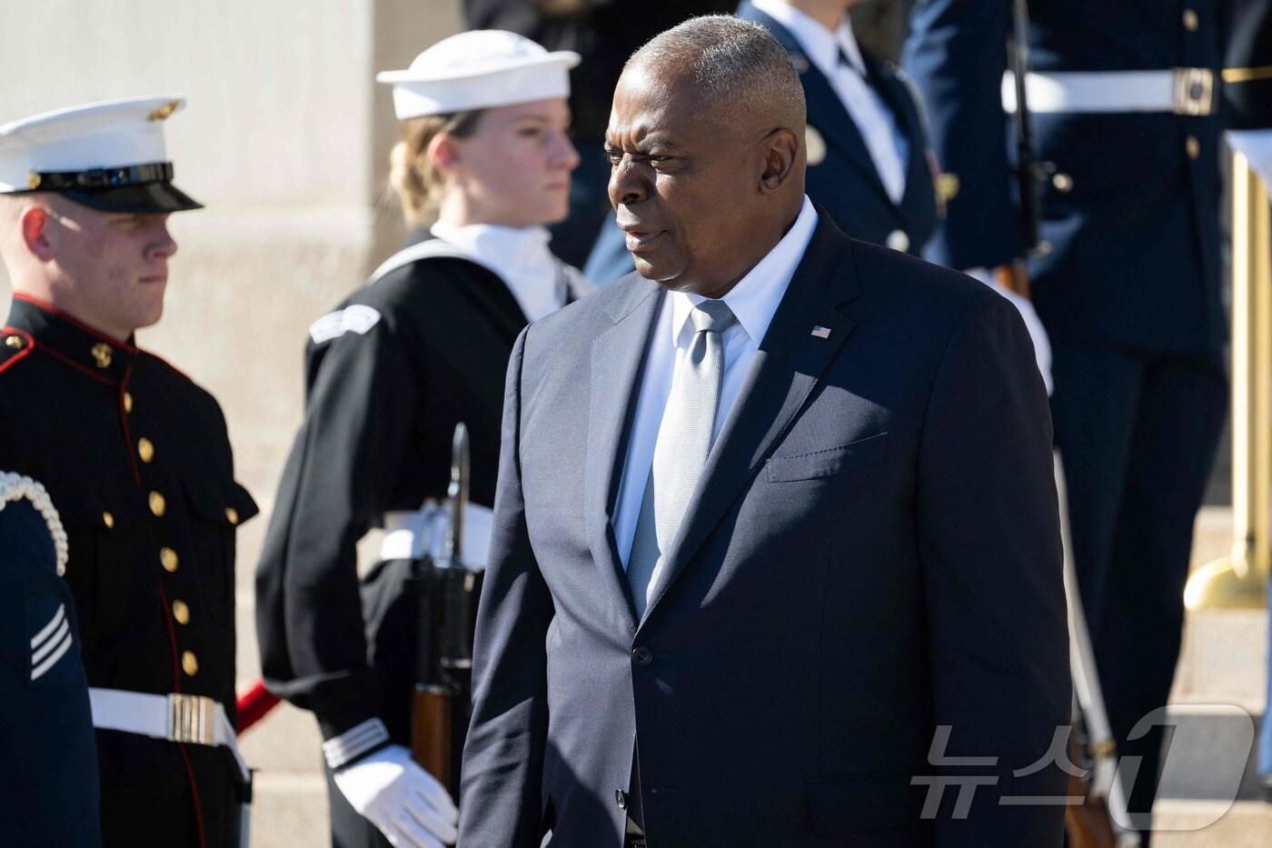 15일(현지시간) 로이드 오스틴 미국 국방장관이 워싱턴의 국방부 펜타곤 청사에서 트로엘스 룬드 폴센 덴마크 국방장관을 맞이하러 나오고 있다. 2024.10.15 ⓒ AFP=뉴스1 ⓒ News1 김지완 기자