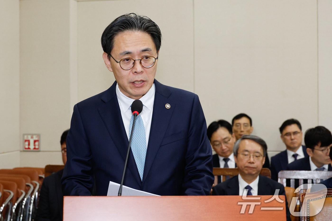 본문 이미지 - 강민수 국세청장이 16일 오전 서울 여의도 국회 기획재정위원회에서 열린 국세청·서울지방국세청·중부지방국세청·인천지방국세청 국정감사에서 업무보고를 하고 있다. 2024.10.16/뉴스1 ⓒ News1 안은나 기자