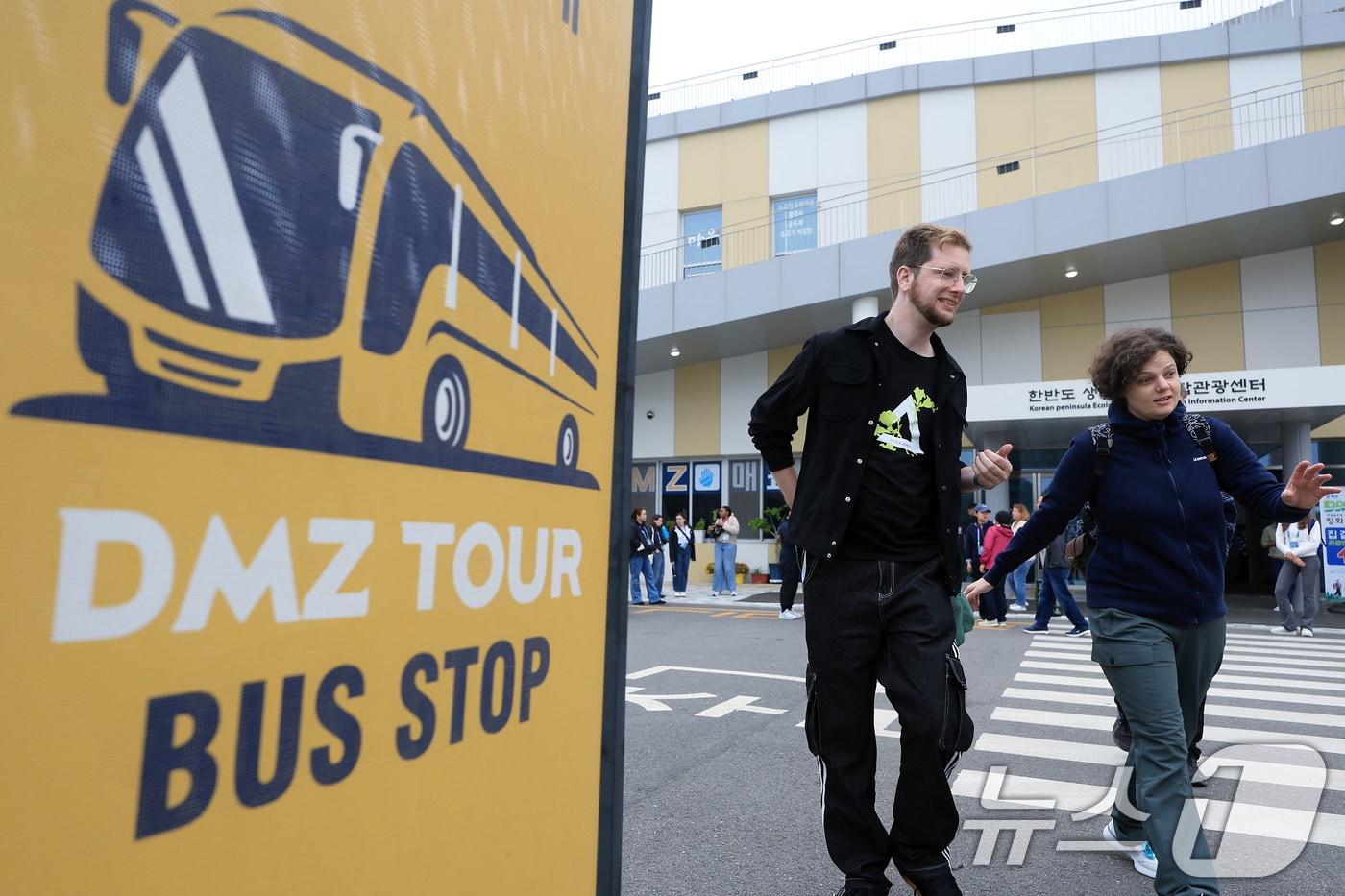 경기도 파주시 임진각 평화누리공원 내 한반도 생태평화 종합관광센터에서 DMZ 평화관광에 나선 외국인 관광객 등이 버스로 향하고 있다. ⓒ News1  