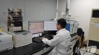 본문 이미지 - 대전보건환경연구원이 로컬푸드 안전성 검사를 하는 모습.(대전시 제공)/뉴스1