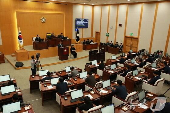 본문 이미지 -  16일 충북 충주시의회에서 아파트 단지 옆에 임대형 기숙사가 들어서면 주차 대란이 우려된다는 주장이 제기됐다.(자료사진)/뉴스1