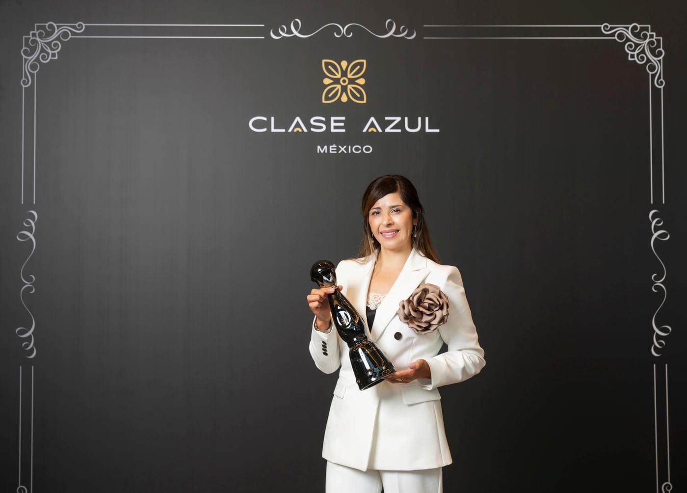 본문 이미지 - 디스틸러 비리 디아나 티노코 클라세 아줄 마스터가 클라세 아줄의 프리미엄 테킬라 '울트라'를 소개하는 모습(클라세 아줄 제공).