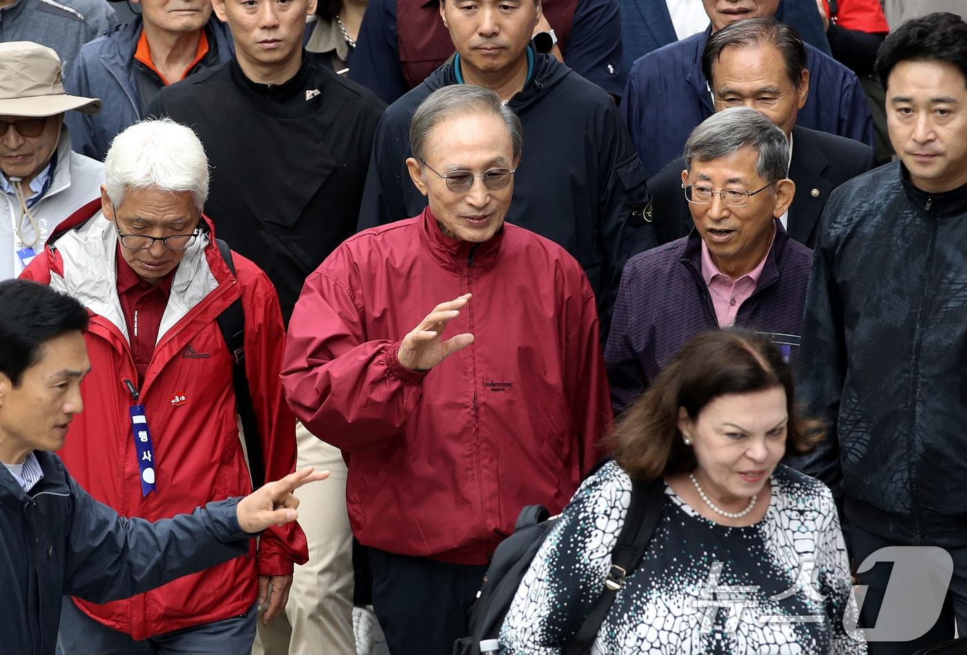 이명박 전 대통령이 16일 오전 서울 중구 청계천을 찾아 자신의 서울시장 재임 당시 현재 모습으로 복원한 산책로를 걸으며 시민들에게 인사하고 있다. '청계천을 사랑하는 모임'(청사모)이 주관한 이날 행사에는 이명박 정부 인사들과 청계천 복원 관계자, 청계천 상인 대표 등 약 100여 명이 참여해 청계광장부터 성동 신답철교까지 약 5.8km를 함께 걸었다. 2024.10.16/뉴스1 ⓒ News1 오대일 기자