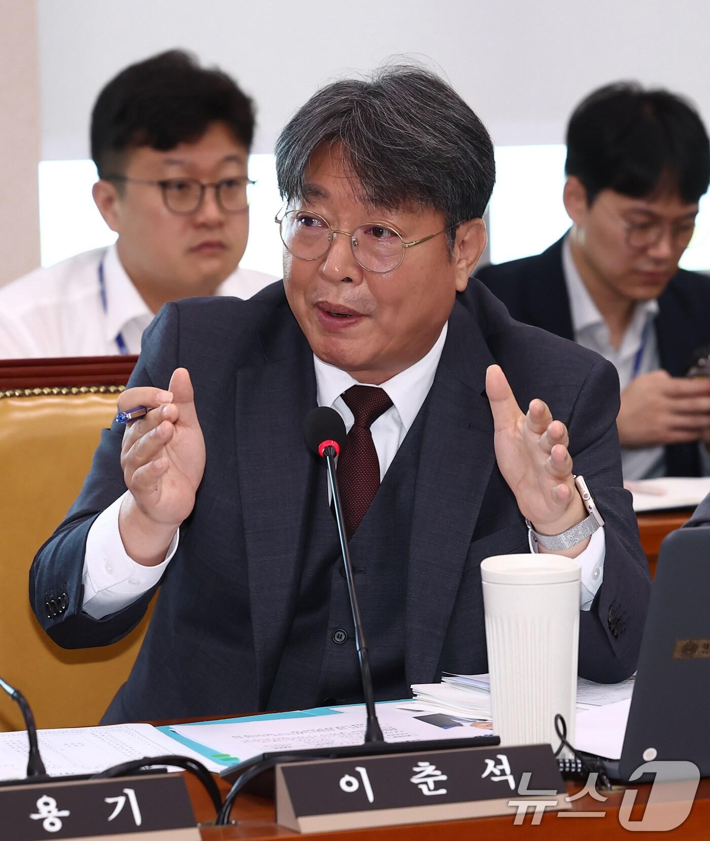 본문 이미지 - 이춘석 더불어민주당 의원이 16일 오전 서울 여의도 국회 국토교통위원회에서 열린 한국부동산원·주택도시보증공사·새만금개발공사 등에 대한 국정감사에서 유병태 주택도시보증공사 사장에게 질의하고 있다. 2024.10.16/뉴스1 ⓒ News1 김민지 기자