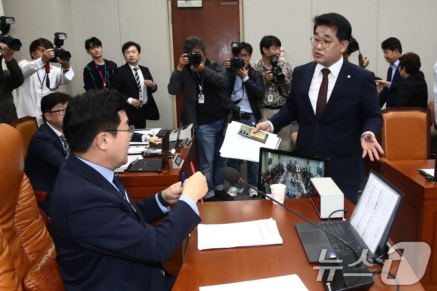 본문 이미지 - 국회 운영위 여당 간사인 배준영 국민의힘 원내수석부대표(오른쪽)가 16일 오전 서울 여의도 국회에서 열린 운영위원회 전체회의에서 국감 증인 채택과 관련해 운영위원장인 박찬대 더불어민주당 원내대표에게 항의하고 있다. 2024.10.16/뉴스1 ⓒ News1 이광호 기자