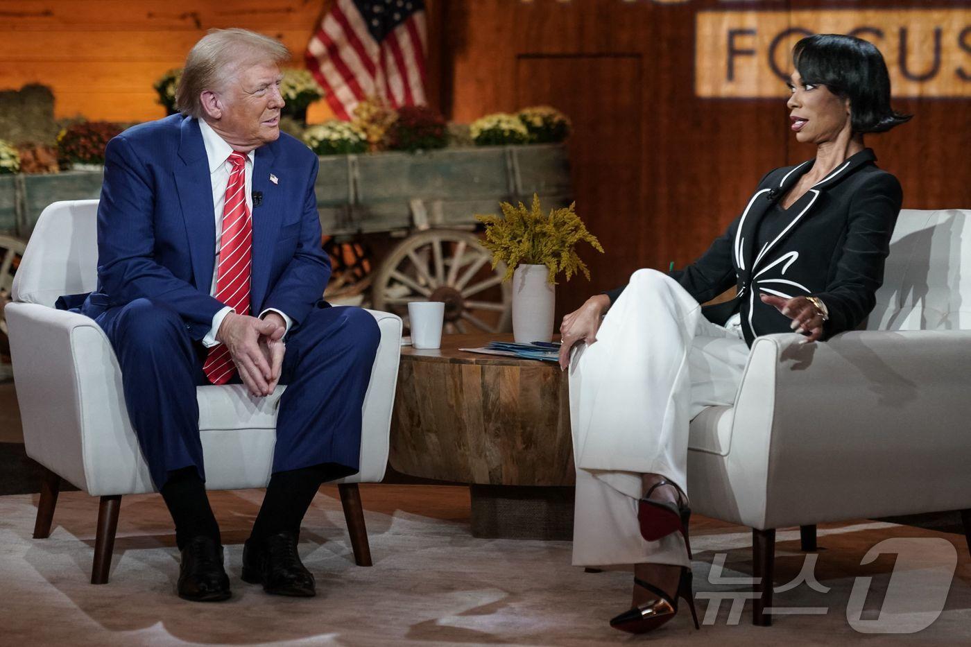 본문 이미지 - 미국 공화당 대선 후보 도널드 트럼프 전 대통령이 15일(현지시간) 조지아주 커밍에 있는 폭스 뉴스 타운 홀 행사서 해리스 포크너 앵커와 대담을 하고 있다. 2024.10.16 ⓒ AFP=뉴스1 ⓒ News1 우동명 기자