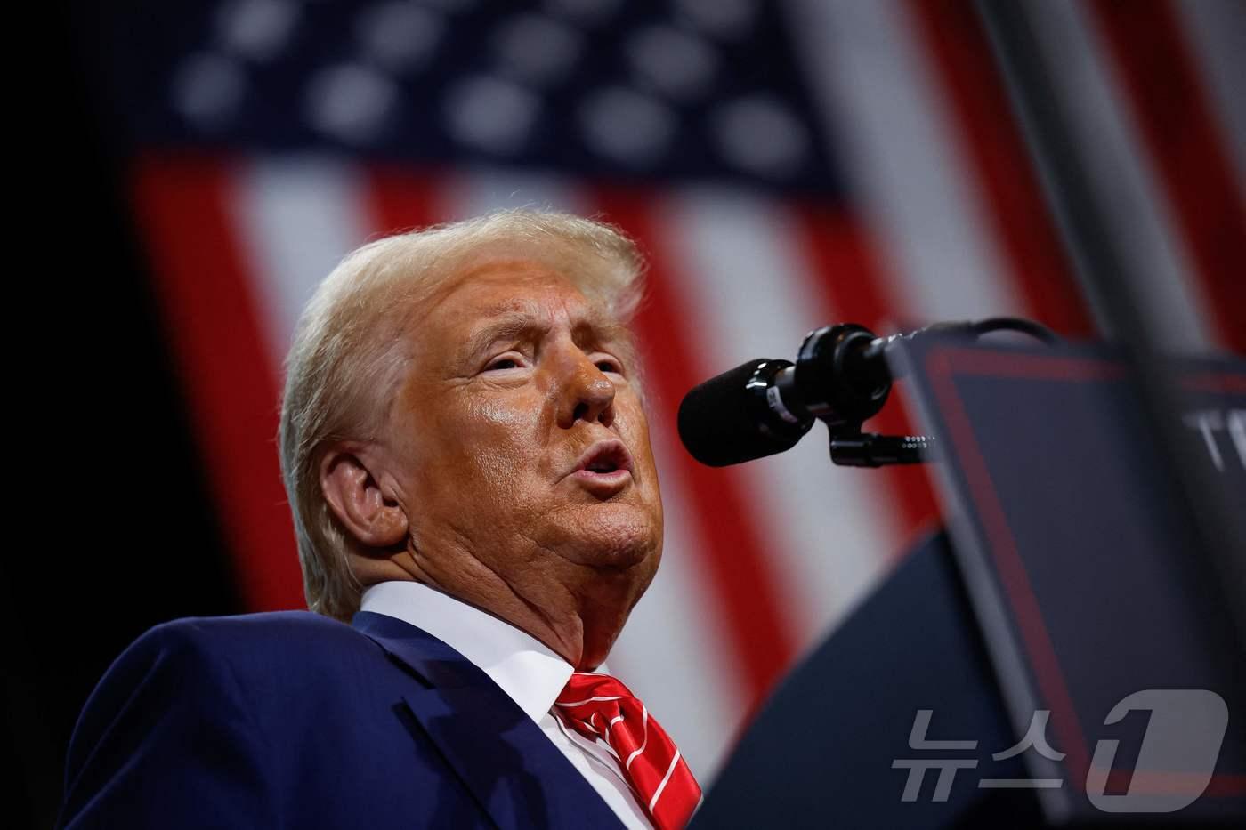 미국 공화당 대선 후보 도널드 트럼프 전 대통령이 15일(현지시간) 조지아주 애틀랜타에서 열린 선거 집회서 유세를 하고 있다.2024.10.16 ⓒ AFP=뉴스1 ⓒ News1 우동명 기자