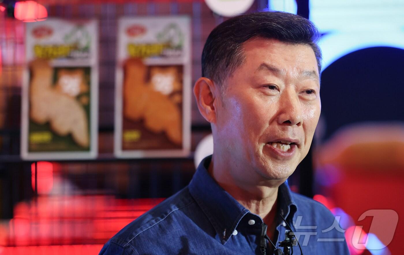 김홍국 하림그룹 회장이 지난해 서울 성동구 성수동에 마련된 '용가리가 사라졌다' 팝업스토어를 방문해 하림의 제품을 소개하고 있는 모습. 2024.10.16/뉴스1 ⓒ News1 김도우 기자