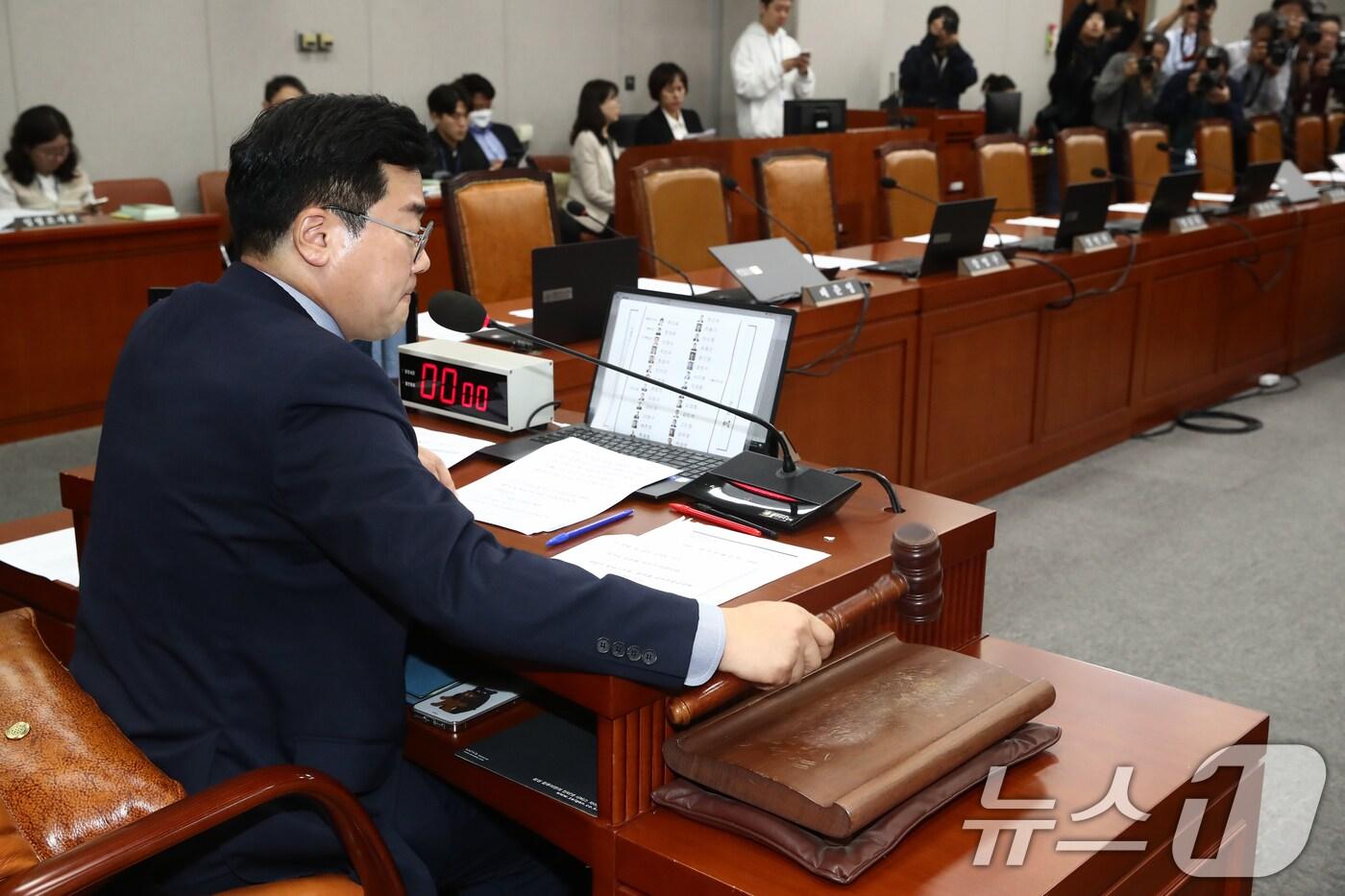 국회 운영위원장인 박찬대 더불어민주당 원내대표가 16일 오전 서울 여의도 국회에서 열린 운영위원회 전체회의애서 김건희 여사와 명태균 씨 등을 포함한 국정감사 증인 등 출석요구의 건을 의결하고 있다. 2024.10.16/뉴스1 ⓒ News1 이광호 기자