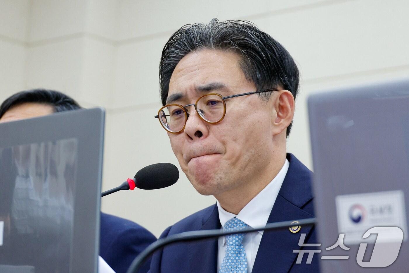 강민수 국세청장이 16일 오전 서울 여의도 국회 기획재정위원회에서 열린 국세청·서울지방국세청·중부지방국세청·인천지방국세청 국정감사에서 의원 질의를 경청하고 있다. 2024.10.16/뉴스1 ⓒ News1 안은나 기자