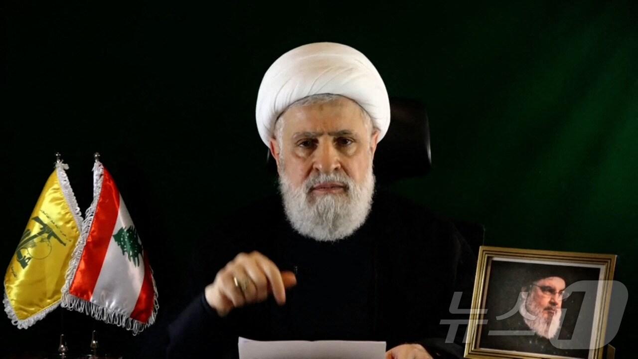 본문 이미지 - 헤즈볼라 2인자 나임 카셈 사무차장이 레바논에서 연설을 갖고 “"방어하는 입장에서 이스라엘 내 어떤 지점이든 표적으로 삼을 권리가 있다＂고 밝히고 있다. 2024.10.16 ⓒ AFP=뉴스1 ⓒ News1 우동명 기자