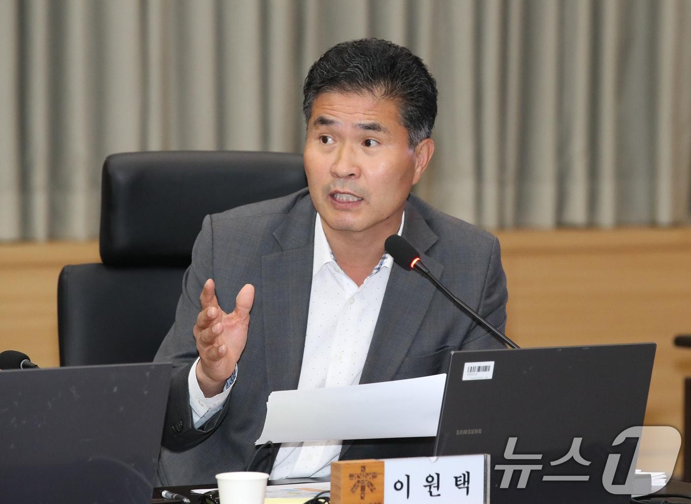 본문 이미지 - 이원택 더불어민주당 위원이 16일 정부대전청사 대회의실에서 열린 국회 농림축산식품해양수산위원회 산림청 국정감사에서 질의하고 있다. 2024.10.16/뉴스1 ⓒ News1 김기태 기자