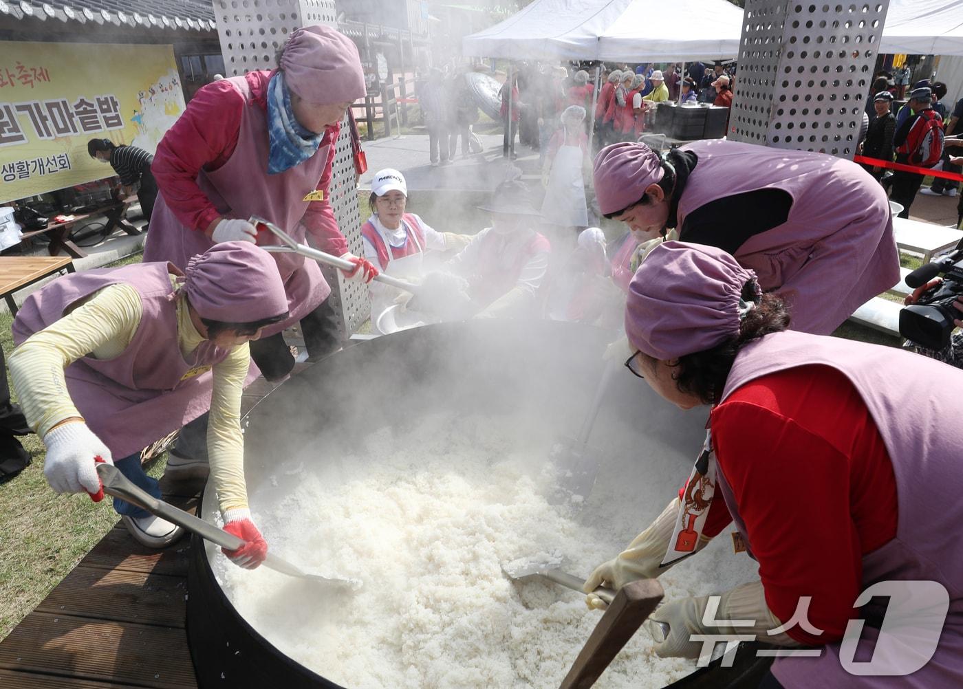 본문 이미지 - ‘제23회 이천쌀문화축제’가 개막한 16일 오후 경기 이천시 모가면 이천농업테마공원에서 행사 관계자들이 2000인분 가마솥 밥을 푸고 있다. 2024.10.16/뉴스1 ⓒ News1 김영운 기자