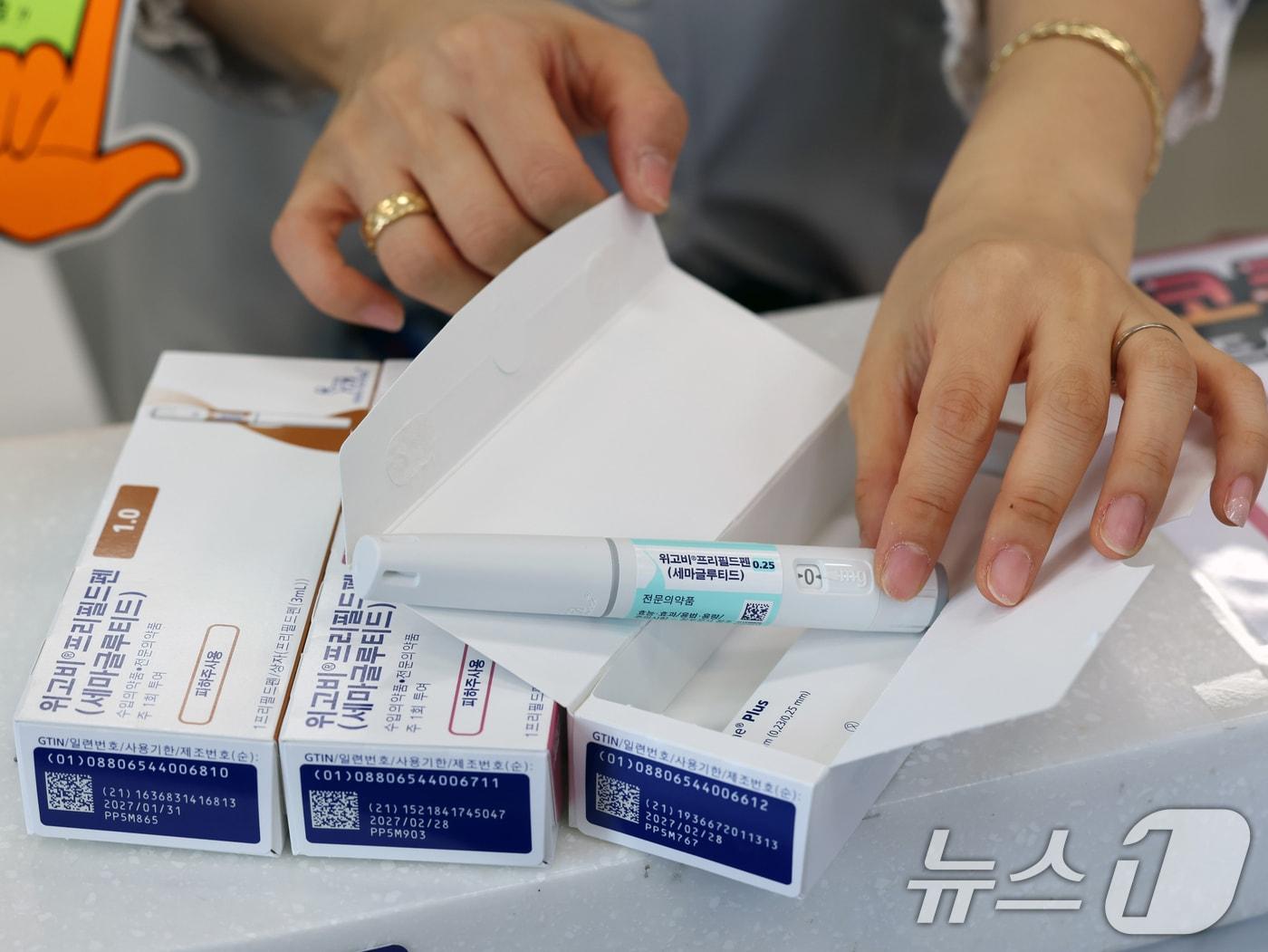 본문 이미지 - 10월 16일 서울 강남구의 한 약국에서 약사가 입고된 비만치료제 '위고비'를 정리하고 있다. 2024.10.16/뉴스1 ⓒ News1 황기선 기자