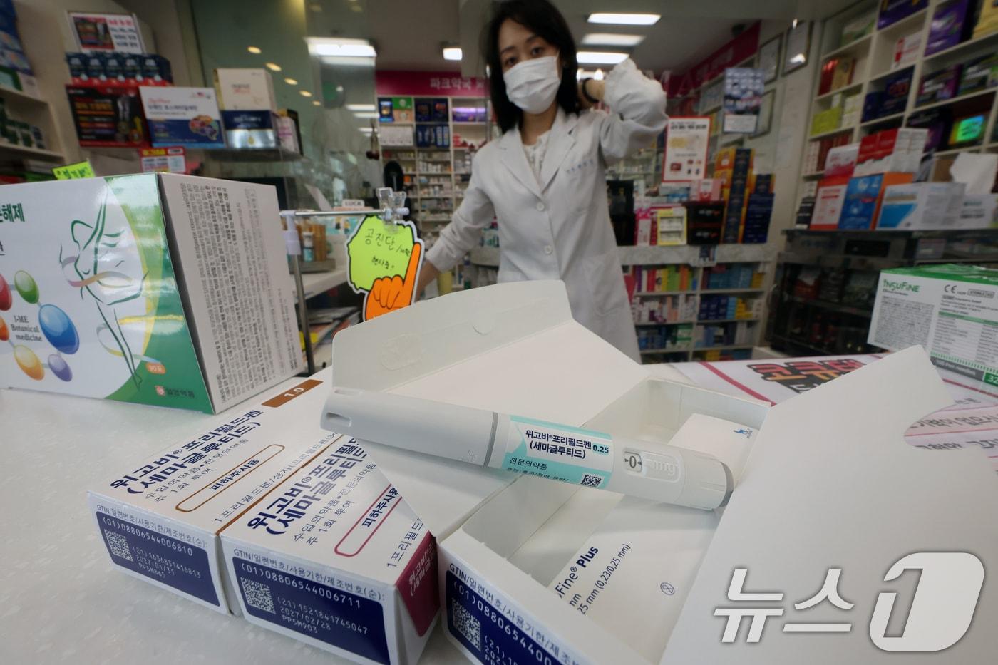  서울 강남구 파크약국에서 약사가 입고된 비만치료제 &#39;위고비&#39;를 정리하고 있다.  2024.10.16/뉴스1 ⓒ News1 황기선 기자