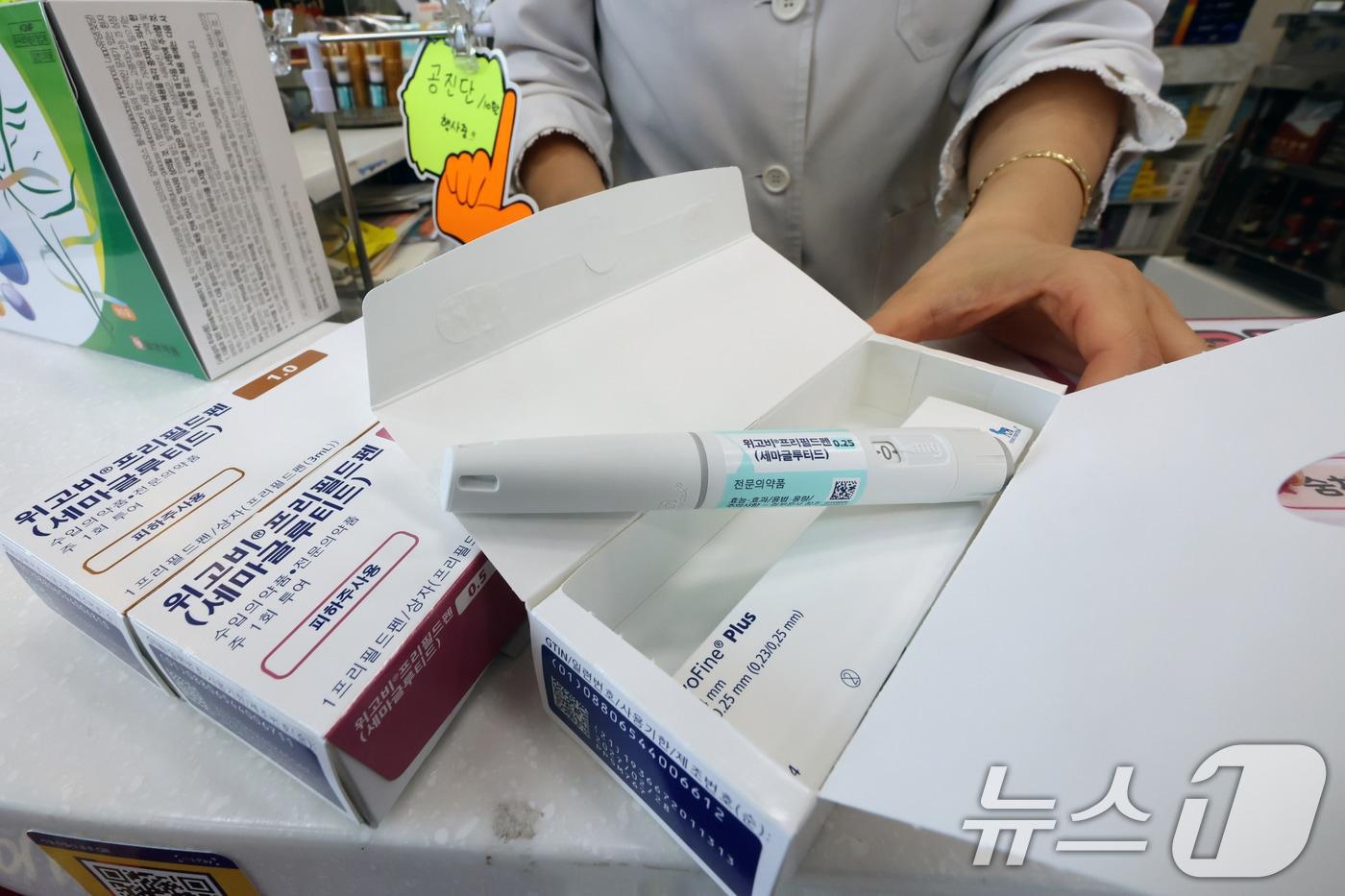 서울 강남구 한 약국에서 약사가 입고된 비만치료제 '위고비'를 정리하고 있다. 2024.10.16/뉴스1 ⓒ News1 황기선 기자
