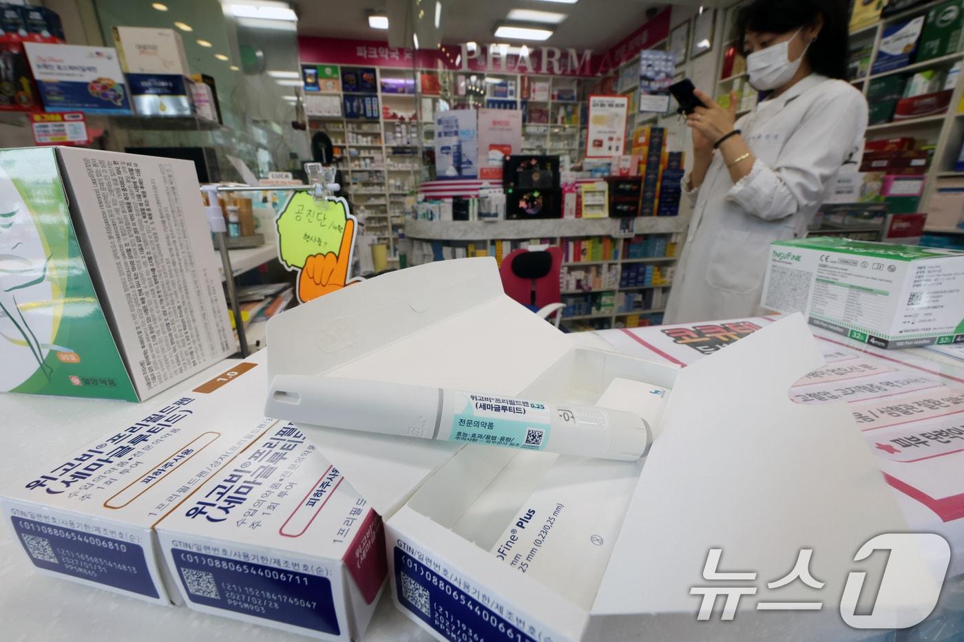 16일 서울 강남구 파크약국에서 약사가 입고된 비만치료제 '위고비'를 정리하고 있다. 덴마크 제약사 노보노디스크가 개발한 ‘위고비’는 지난 15일 국내에 출시 됐다. 펜 모양의 주사 1개로 주 1회, 1개월씩(4주) 투여하도록 개발·제조된 위고비는 의사의 처방 후 약사의 조제·복약지도에 쓰일 수 있는 전문의약품이다. 2024.10.16/뉴스1 ⓒ News1 황기선 기자