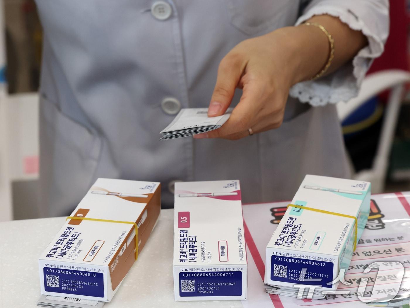 본문 이미지 - 서울 강남구 파크약국에서 약사가 입고된 비만치료제 &#39;위고비&#39;를 정리하고 있다. 2024.10.16/뉴스1 ⓒ News1 황기선 기자