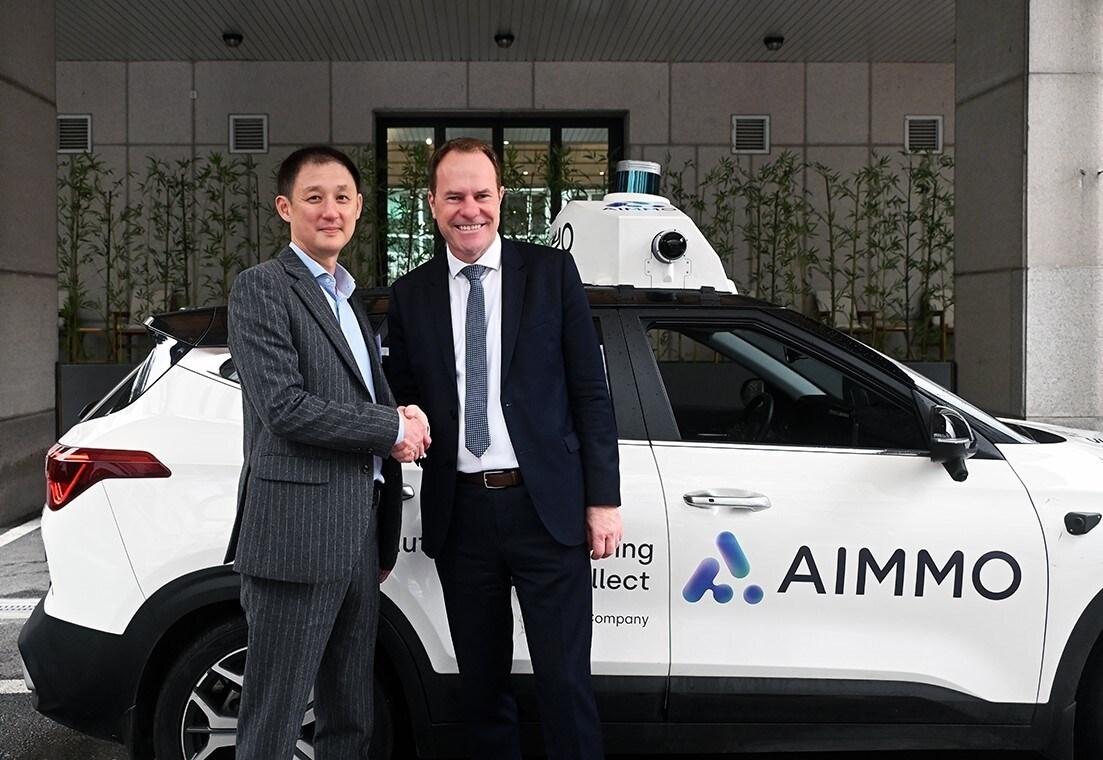 본문 이미지 - 15일 에이모 본사를 방문한 독일 슈테판 켈러&#40;Dr. Stefan Keller&#41; 뒤셀도르프 시장&#40;오른쪽&#41;이 오승택 에이모 대표와 기념 사진을 찍고 있다. &#40;에이모 제공&#41;