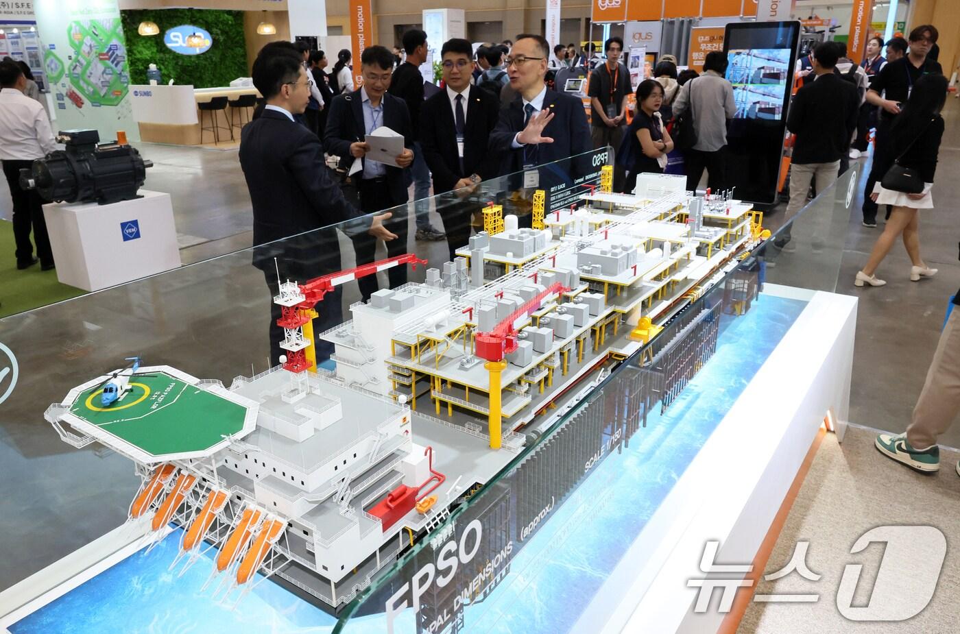 16일 부산 해운대구 벡스코 제1전시장에서 열린 2024 국제해양플랜트 전시회(OFFSHORE KOREA 2024)에서 관람객들이 한화오션 부스를 찾아 다양한 해양플랜트 선박 모형을 살펴보고 있다.  2024.10.16/뉴스1 ⓒ News1 윤일지 기자