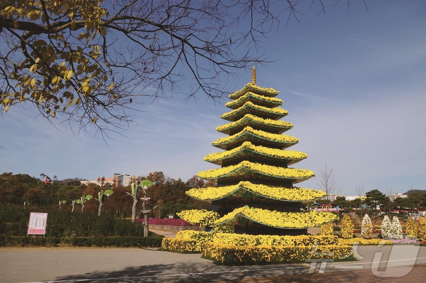 18일부터 전남 함평에서 열리는 2024 대한민국 국향대전의 9층 꽃탑의 AI예상사진.(함평군 제공)2024.10.16./뉴스1