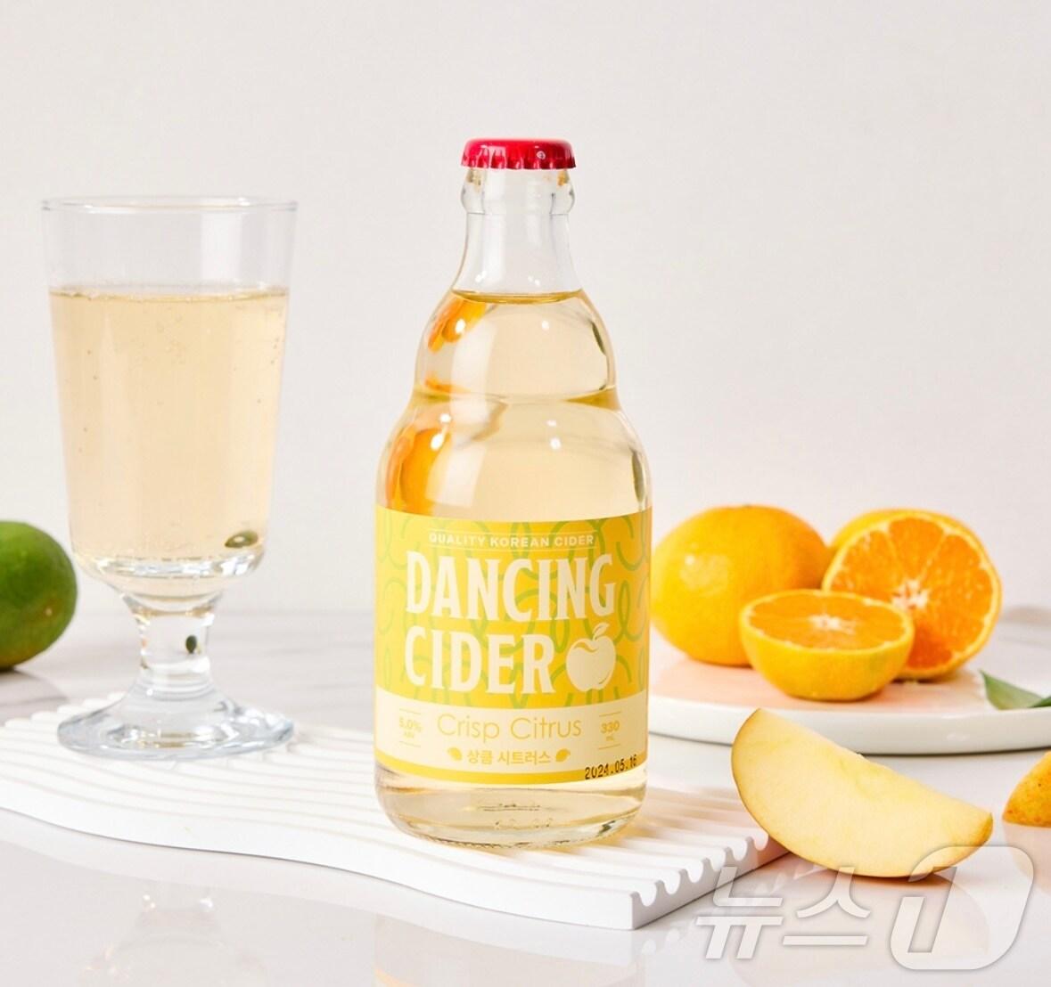 본문 이미지 -  충북 충주시가 지역특산주 개발과 기반 조성에 속도를 내고 있다. 사진은 시트러스 애플사이더.(충주시 제공)2024.10.16/뉴스1