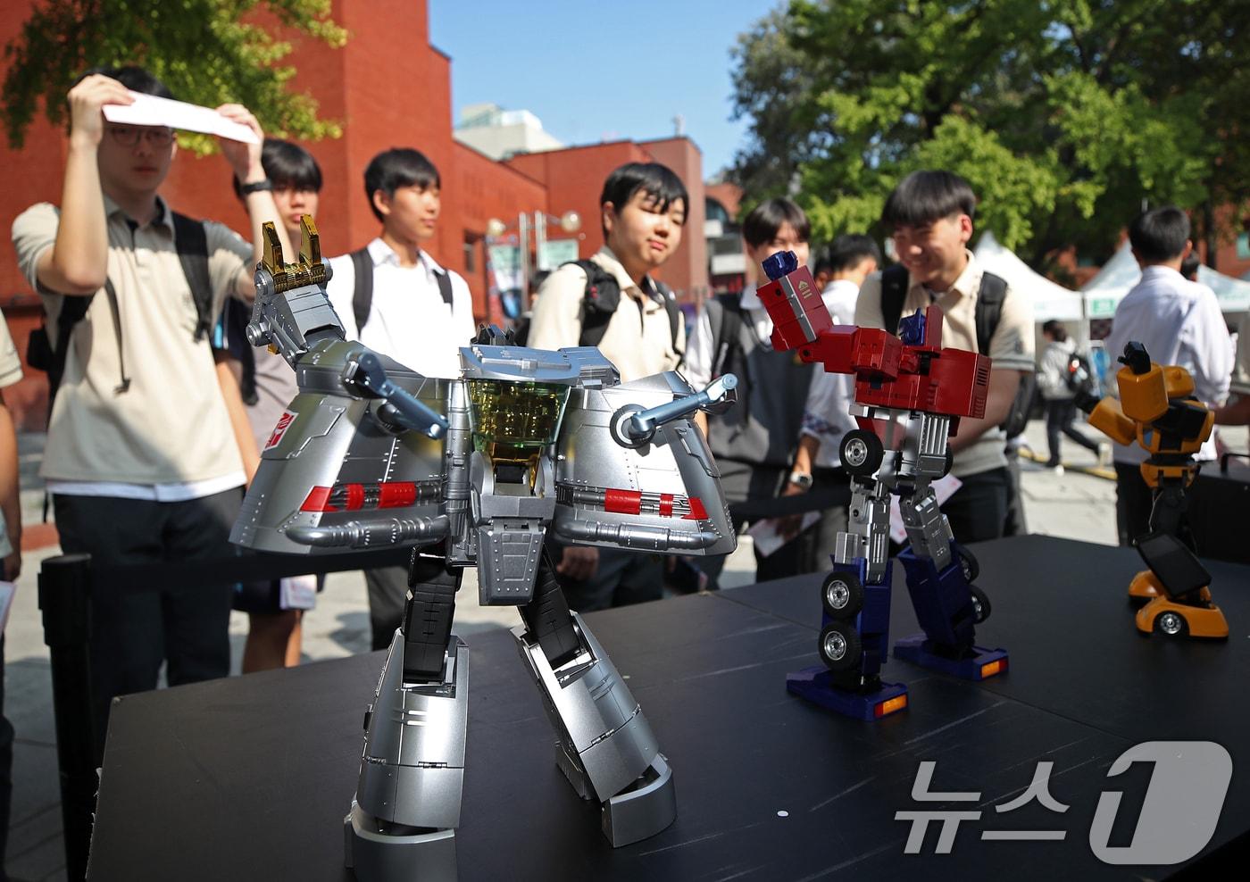 2024 청소년 진로직업 박람회를 찾은 청소년들이 휴머노이드 댄싱로봇 공연을 관람하고 있다. 2024.10.16/뉴스1 ⓒ News1 오대일 기자