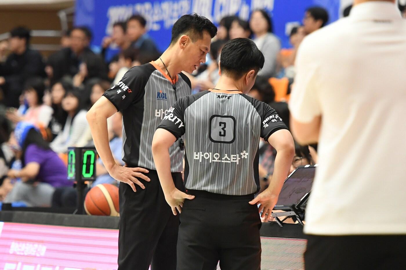 본문 이미지 - 판정 관련 논의 중인 프로농구 심판.(KBL 제공)