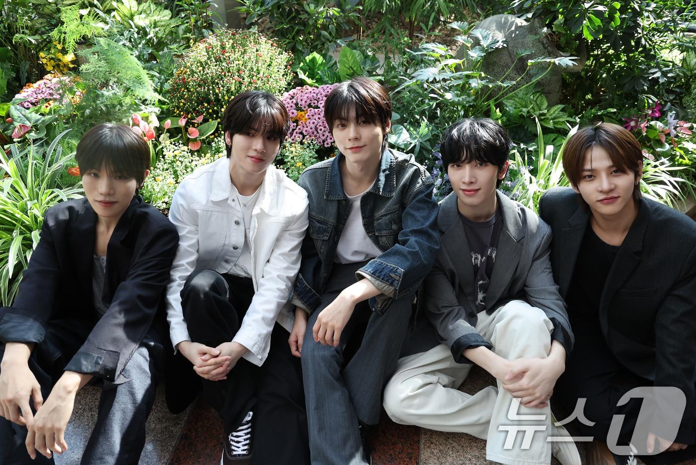 본문 이미지 - 그룹 파우(POW) 정빈(왼쪽부터), 요치, 홍, 동연, 현빈이 서울 종로구 뉴스1사옥에서 열린 인터뷰에 앞서 포즈를 취하고 있다. 2024.10.16/뉴스1 ⓒ News1 이동해 기자