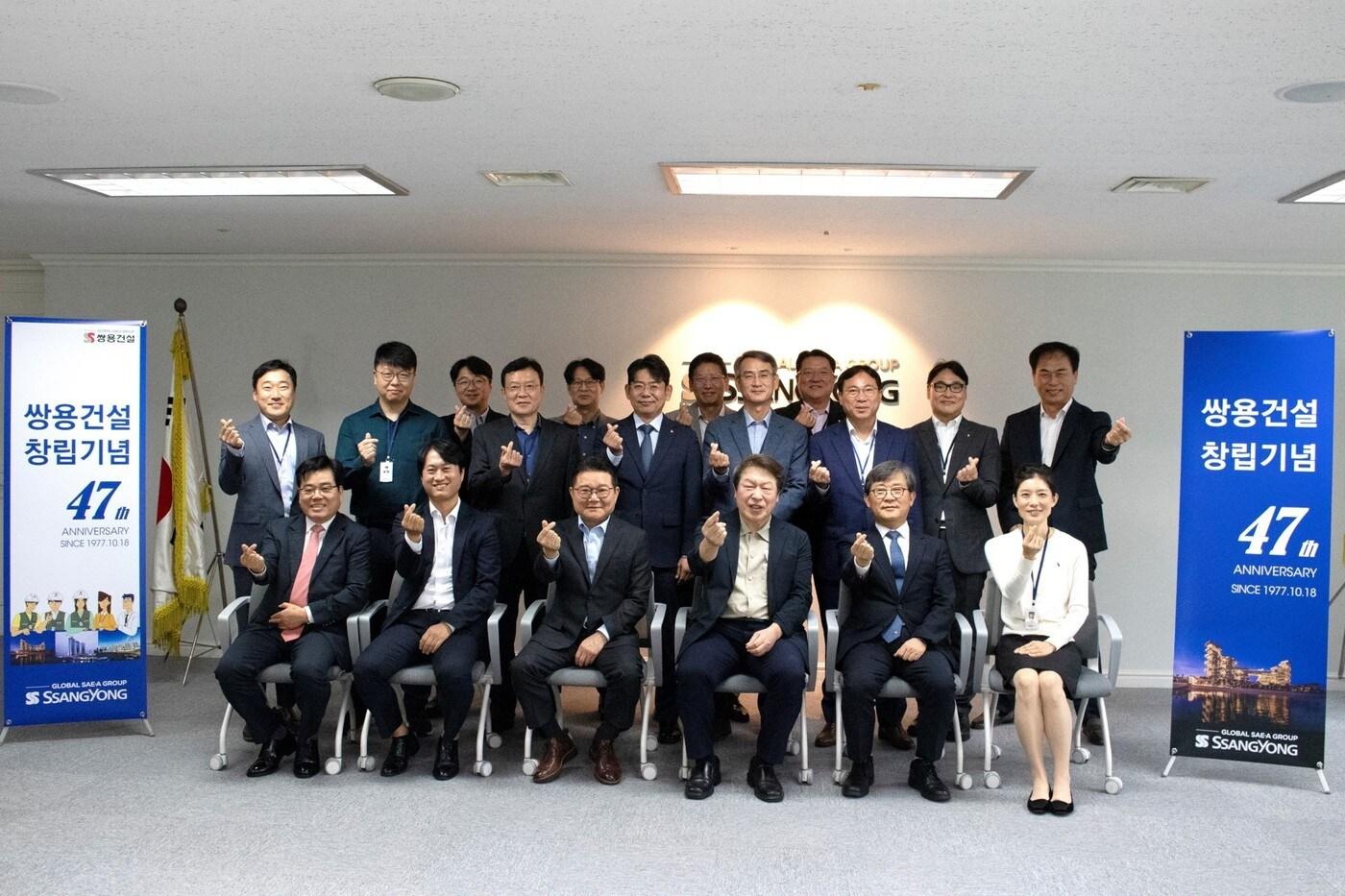 본문 이미지 - 쌍용건설 최고 경영진과 근속상 대표수상자들과의 단체 사진(쌍용건설 제공).