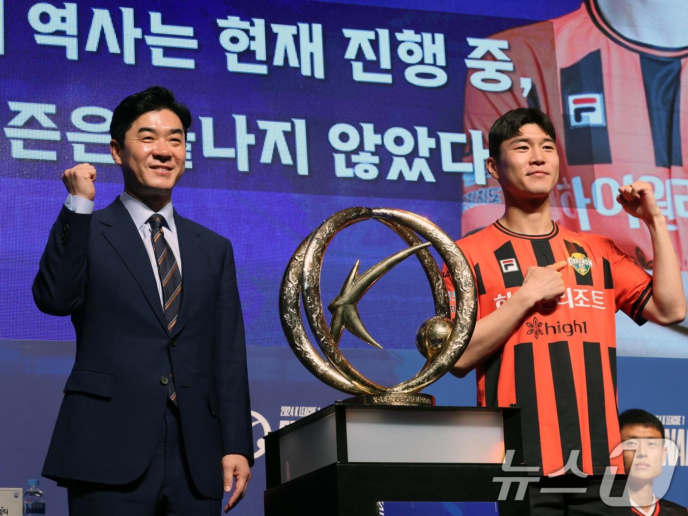 본문 이미지 - 강원FC 윤정환 감독과 황문기.(뉴스1 DB)