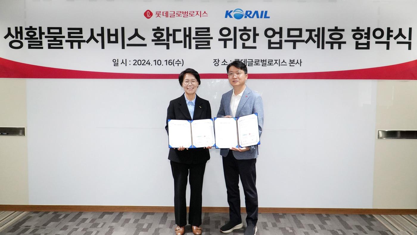 본문 이미지 - 정진영 롯데글로벌로지스 라스트마일본부장(사진 오른쪽), 김양숙 한국철도공사 물류사업본부장(왼쪽)이 기념촬영을 하고 있다. /롯데글로벌로지스 제공
